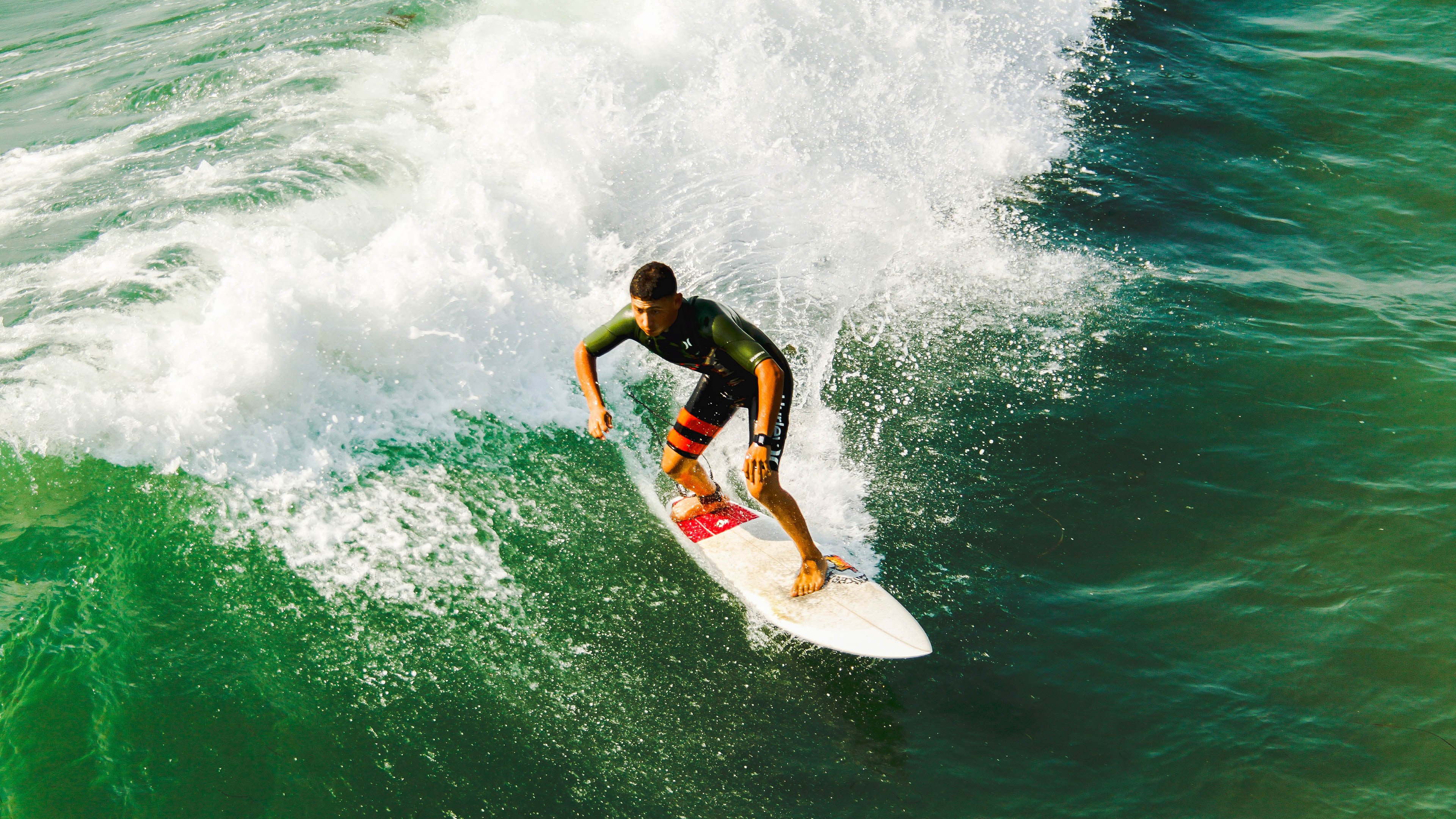 中国足球联赛战况异常激烈，各队球员全力以赴，中国足球联赛现状